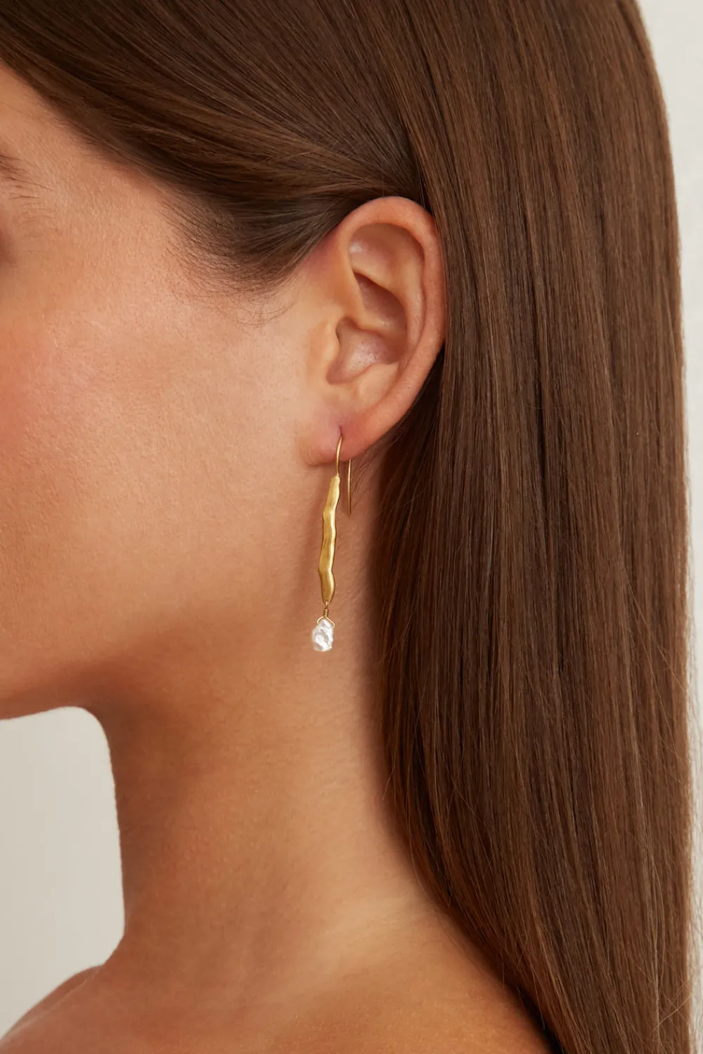 Chan Luu Gold Wave Pearl Drop Earrings White